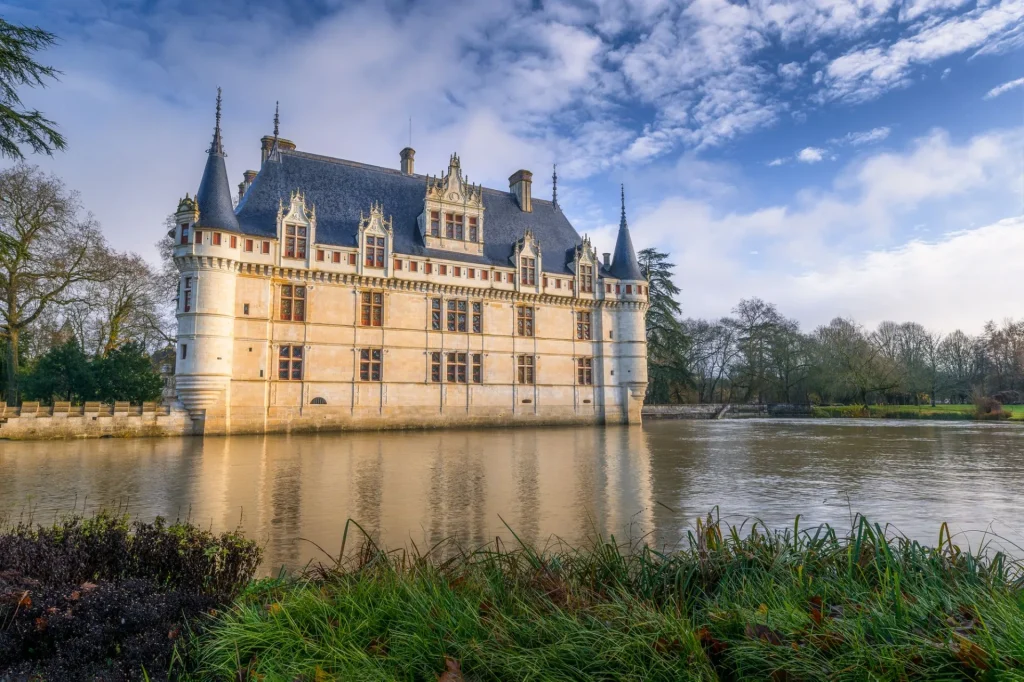 Le chateau d'Azay-le-Rideau qui se reflète dans l'eau