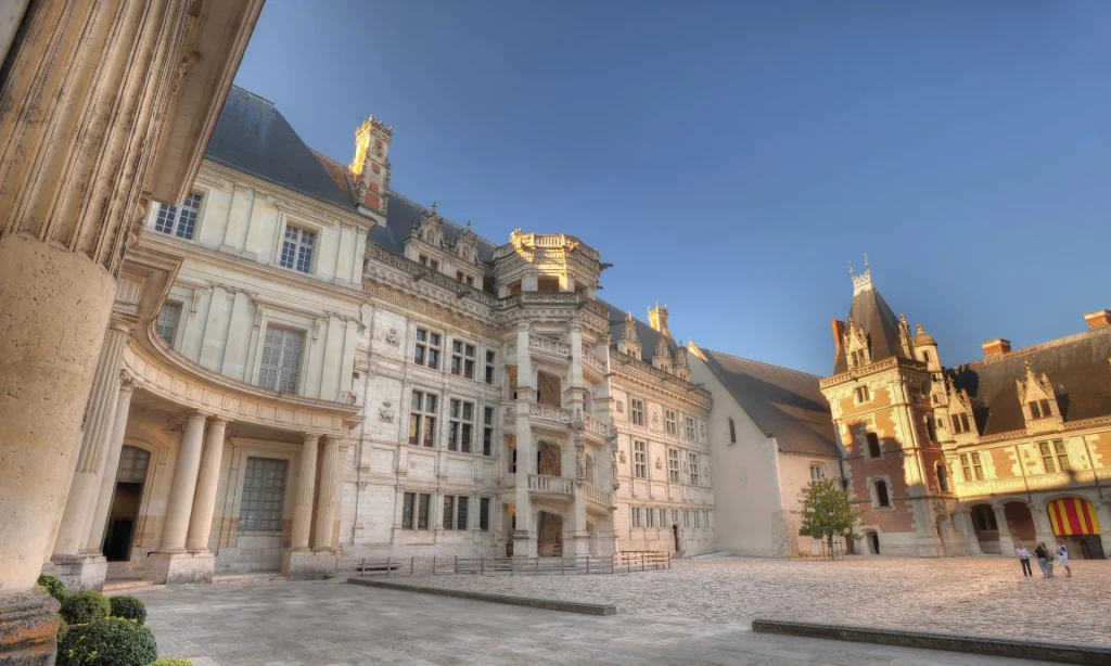 Cour intérieure et l'escalier au Chateau royal de Blois