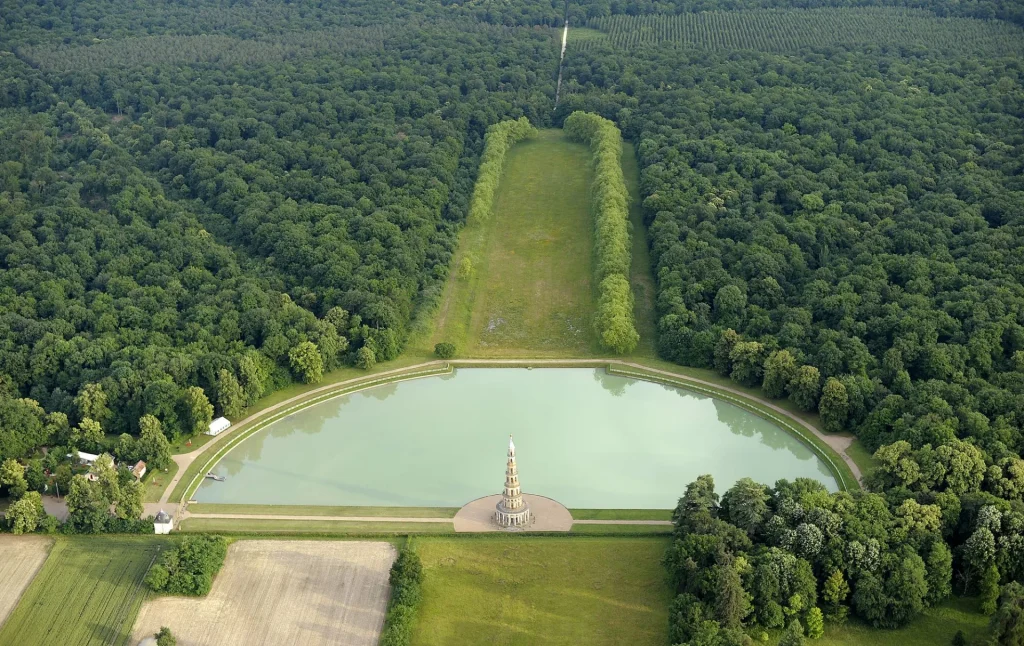 Vue aérienne de la Pagode avec le plan d'eau à son pied et le parc tout autour