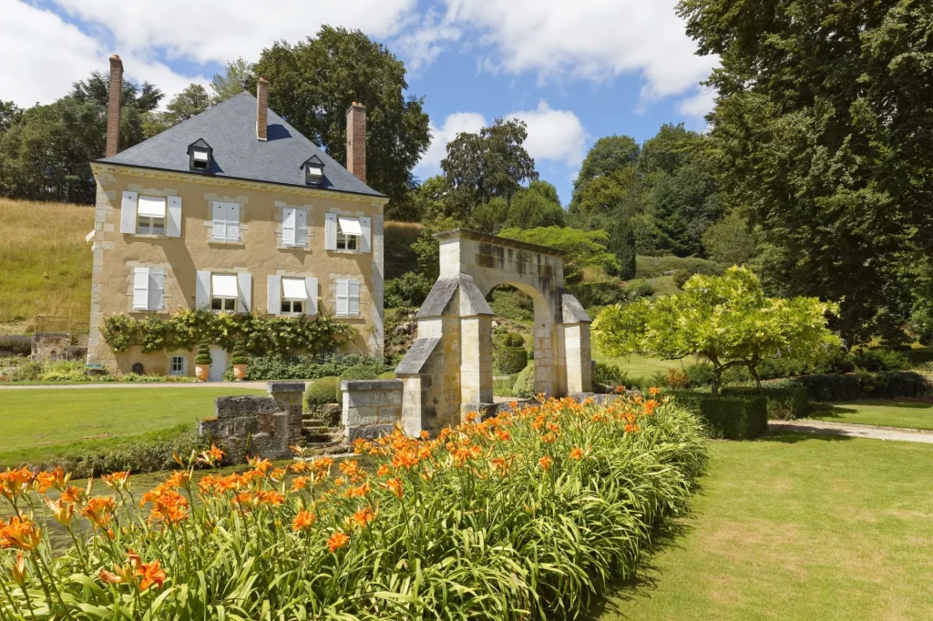 L'entrée du jardin avec la bordure en fleurs