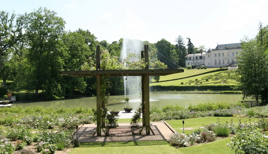 Le geyser au parc floral vu à travers une structure en bois