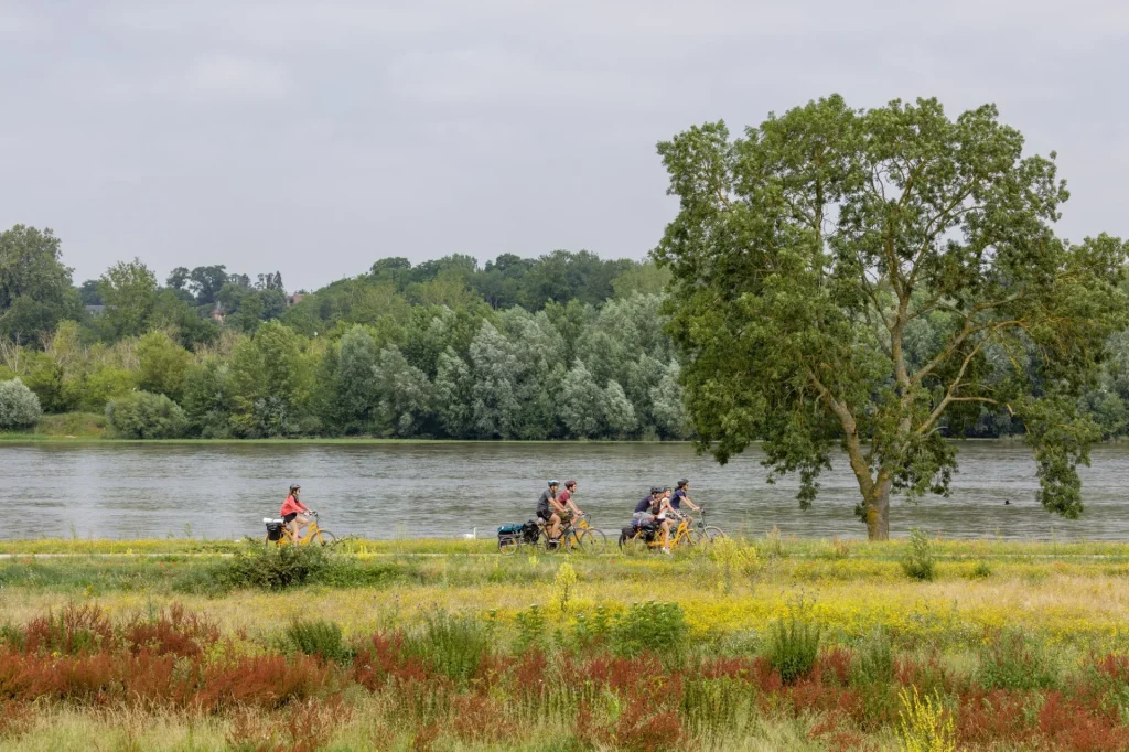 Cyclotouristes au bord de La Loire