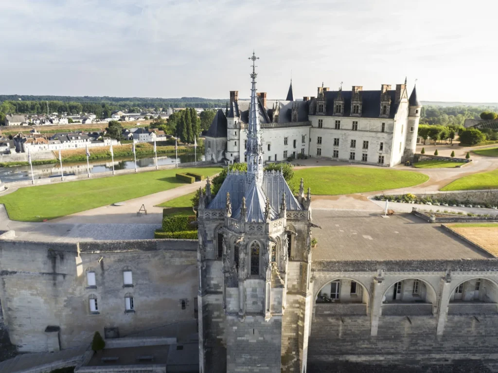 Vue sur la chapelle et le château d'Amboise