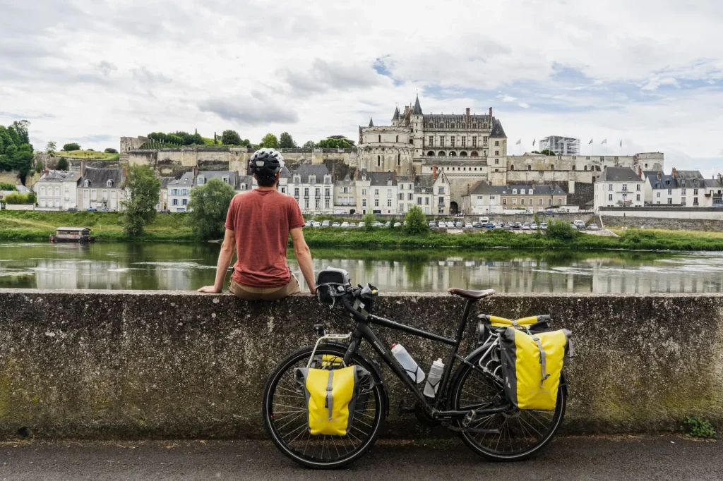 Cyclotouriste regardant La Loire
