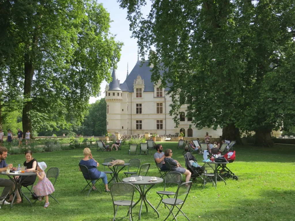 Familles profitant des jardins du chateau d'Azay-le-Rideau