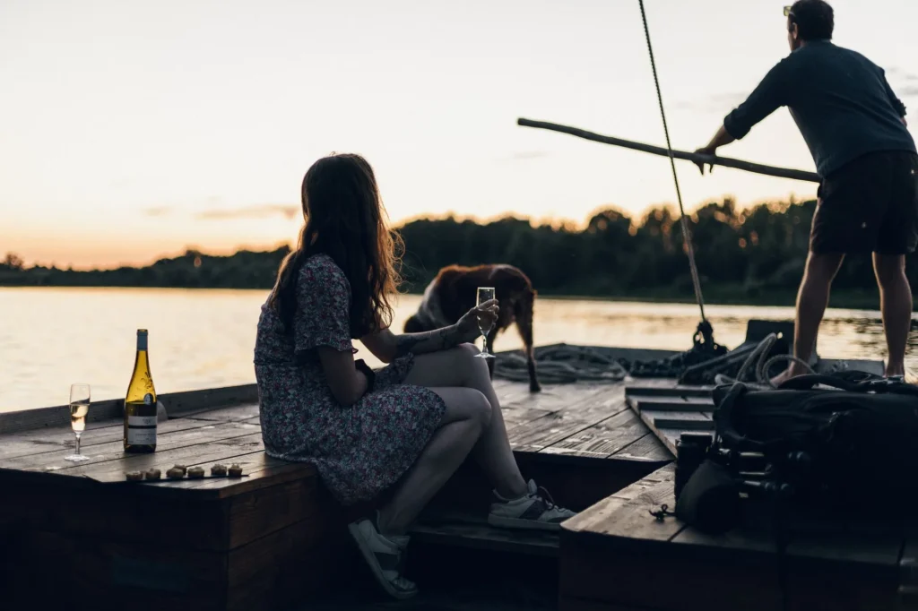 Couple qui prend l'apéro sur un bateau sur la Loire