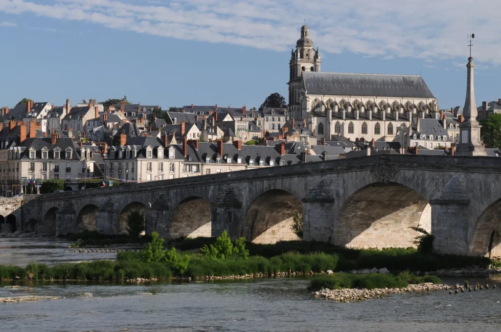 La cathédrale et un pont de Blois depuis le bord de Loire