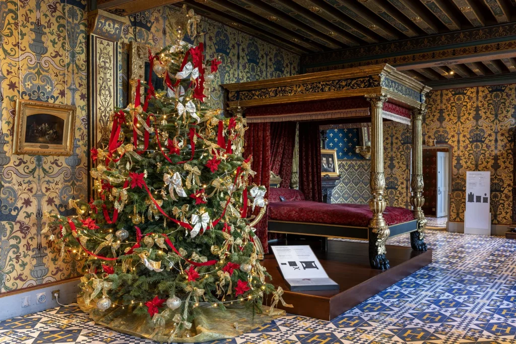 Sapin de Noël décoré dans une chambre du chateau