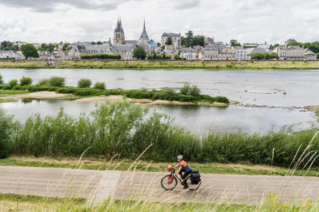Cyclotouriste sur les bords de Loire à Blois