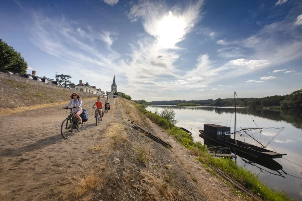 Cyclotouristes à Bréhemont