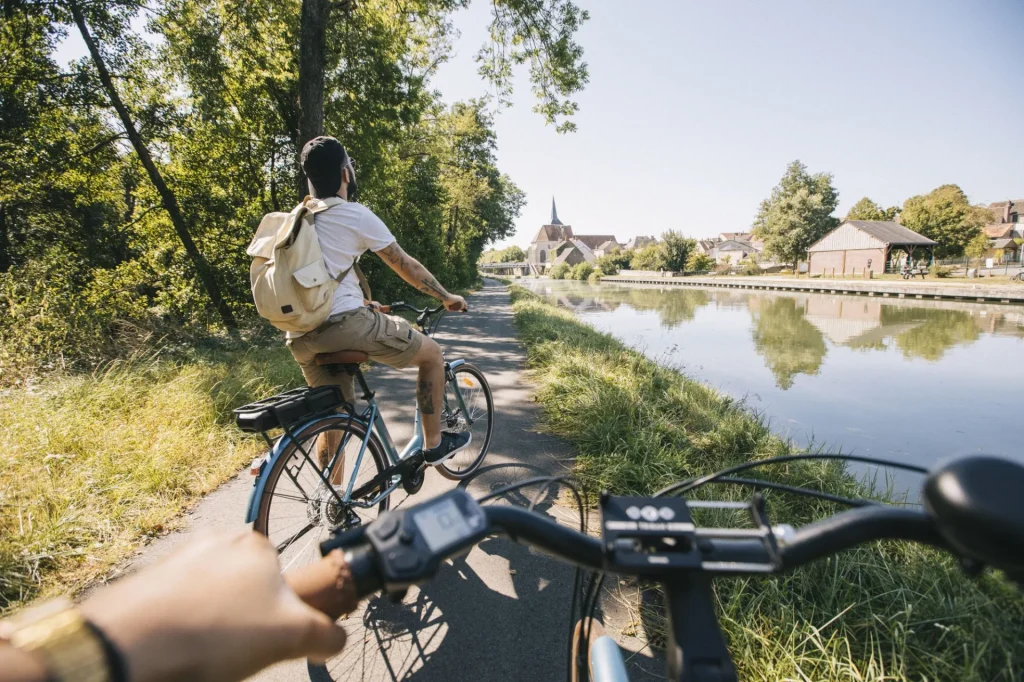 Cyclotouristes au bord du canal de Briare