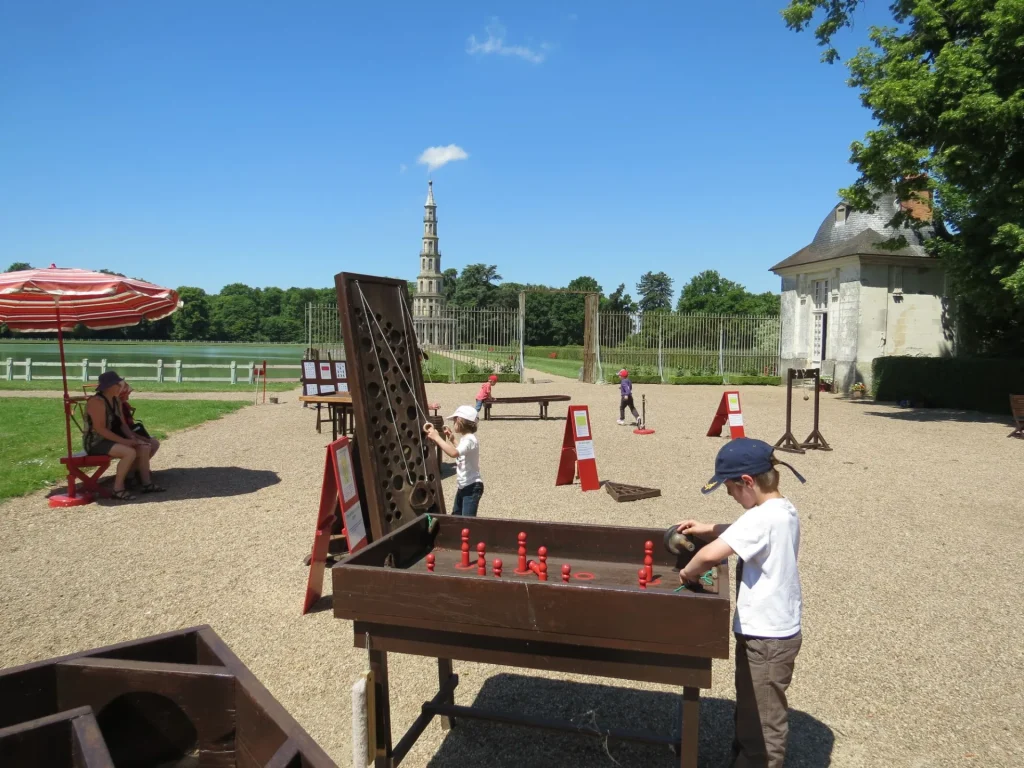 Enfants jouant avec des jeux anciens au pied de la pagode