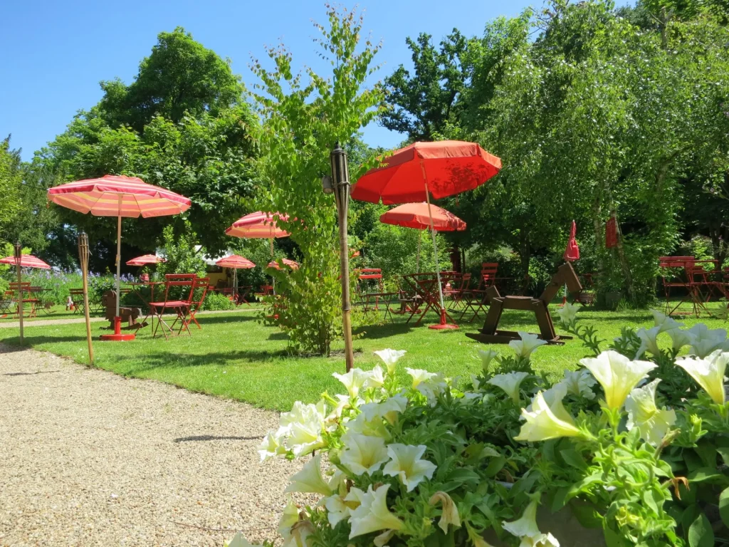 Parasols et tables pour se reposer et se rafraichir dans le jardin