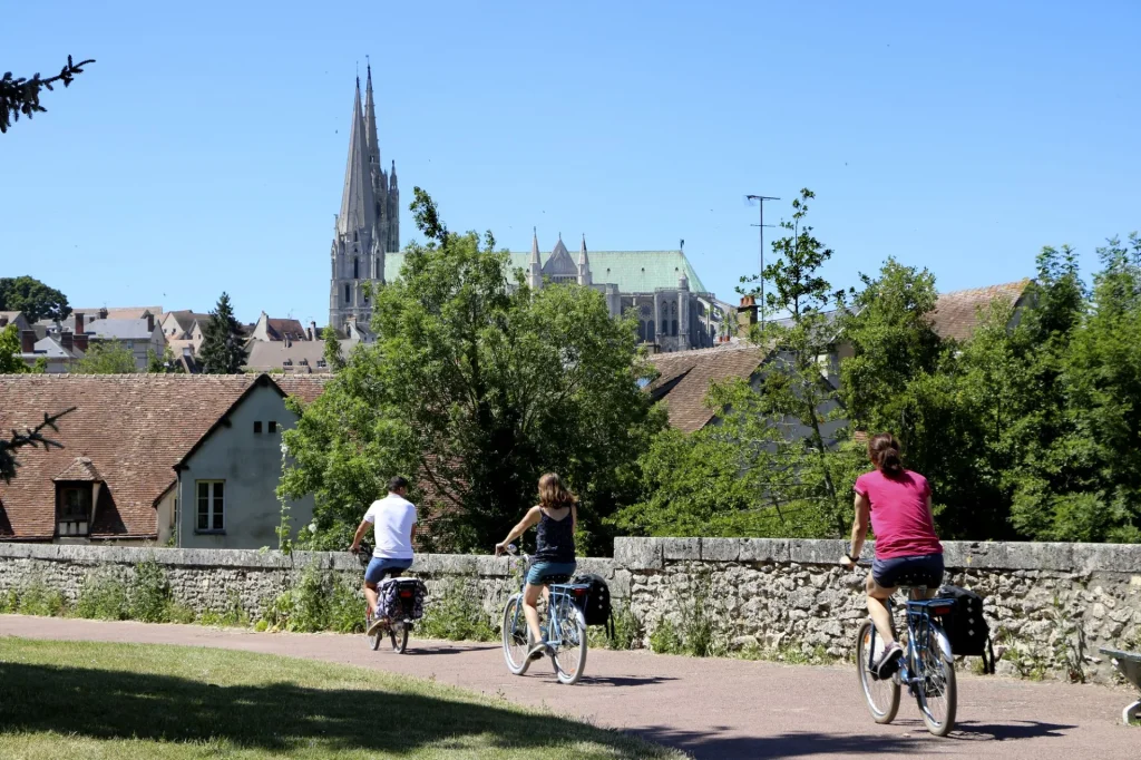 Cyclotouristes à Chartres