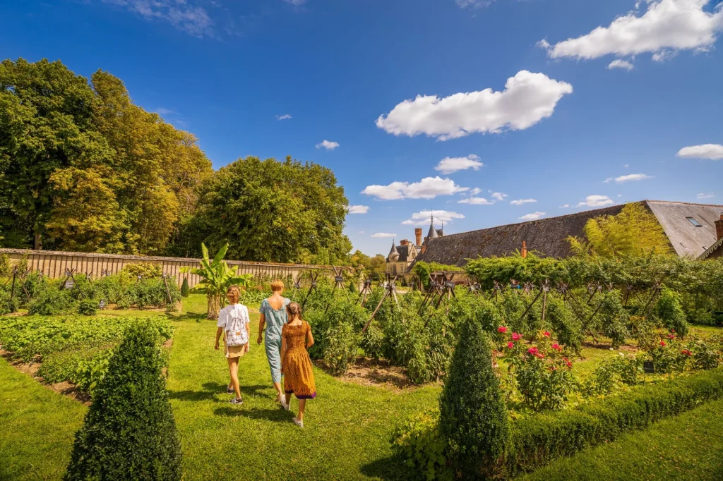 Visiteurs dans les jardins du chateau