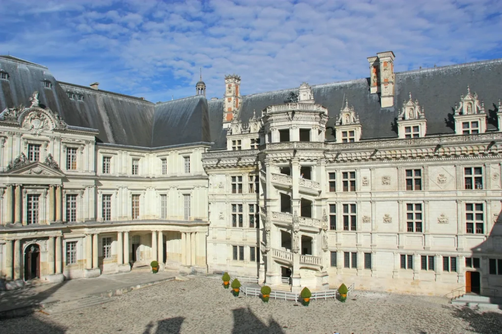 Chateau royal de Blois avec vue sur l'escalier