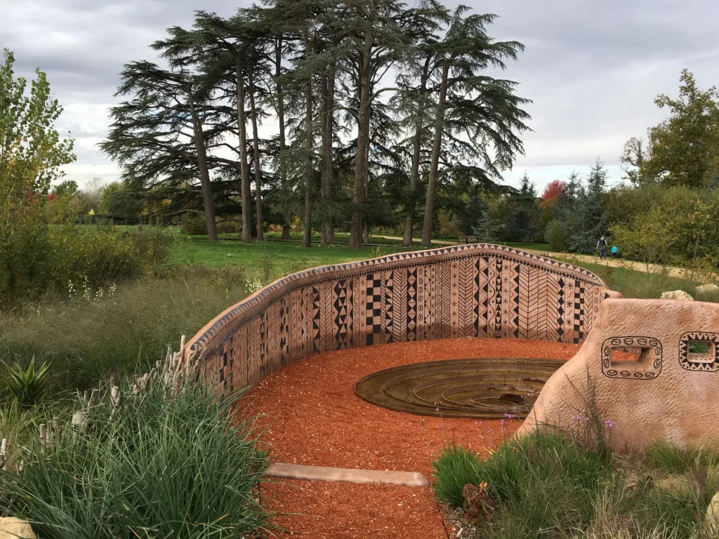 Oeuvre d'art ethnique dans un des jardins