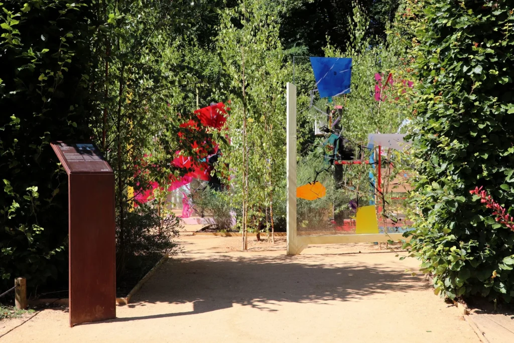 Un jardin coloré avec des panneaux de couleurs vives