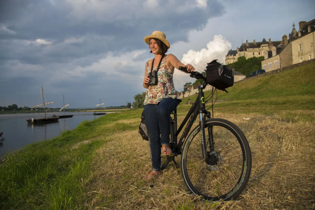 Cyclotouriste qui contemple la Loire à Chaumont