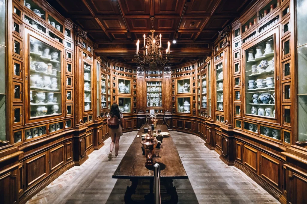 Visiteur dans l'apothicairerie du Chateau de Chenonceau