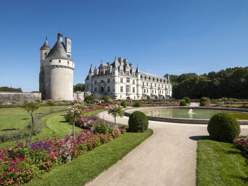 Les jardins et le bassin devant le chateau