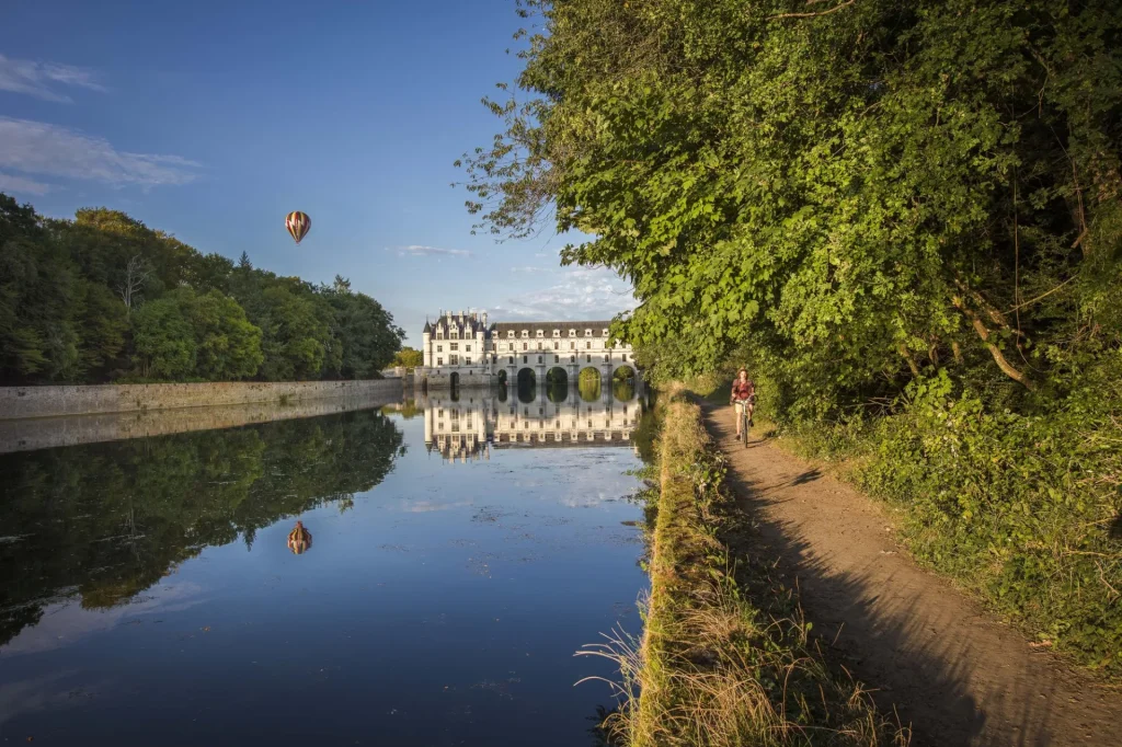 Cyclotouriste pédalant au Château de Chenonceau