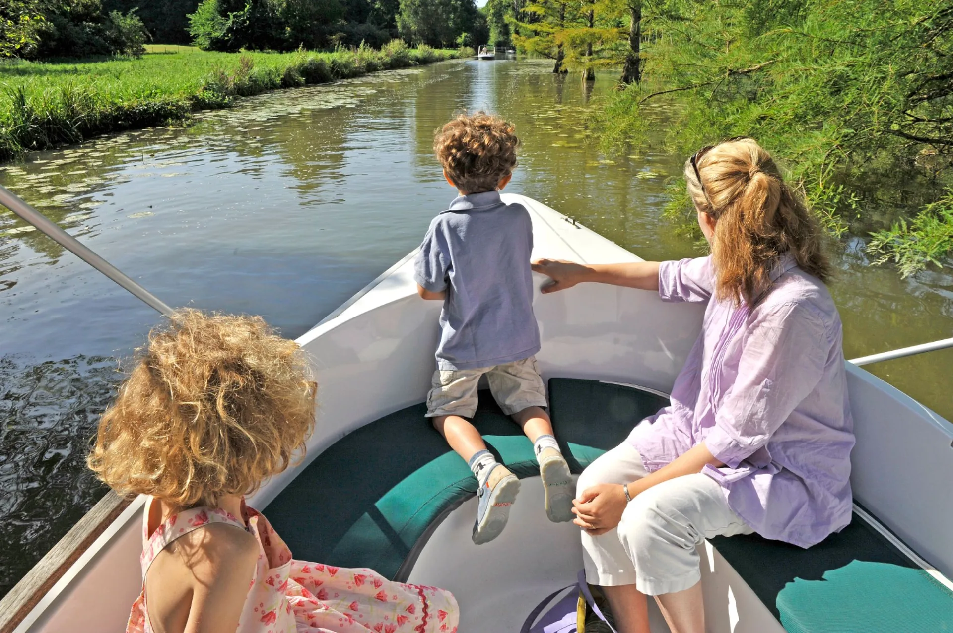 Bateau électrique sur canal