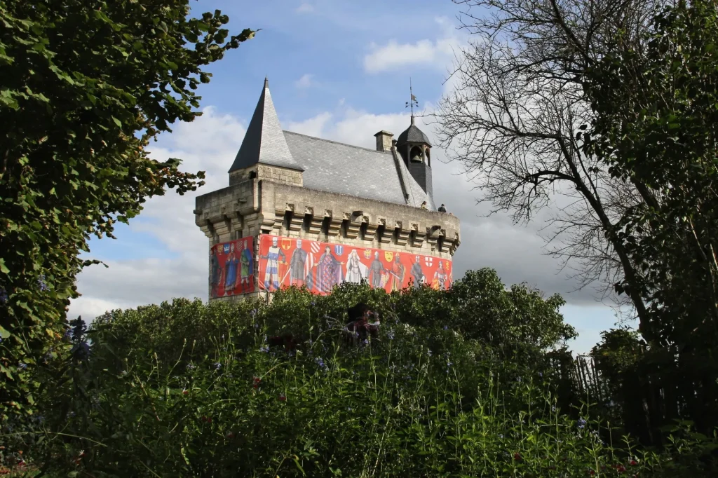 Vue d'une tour de la Forteresse royale de Chinon