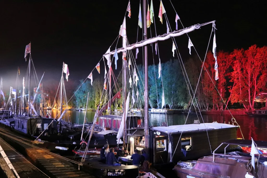 Bateaux illuminés dans la nuit sur les quais du bord de Loire lors du Festival de Loire d'Orléans
