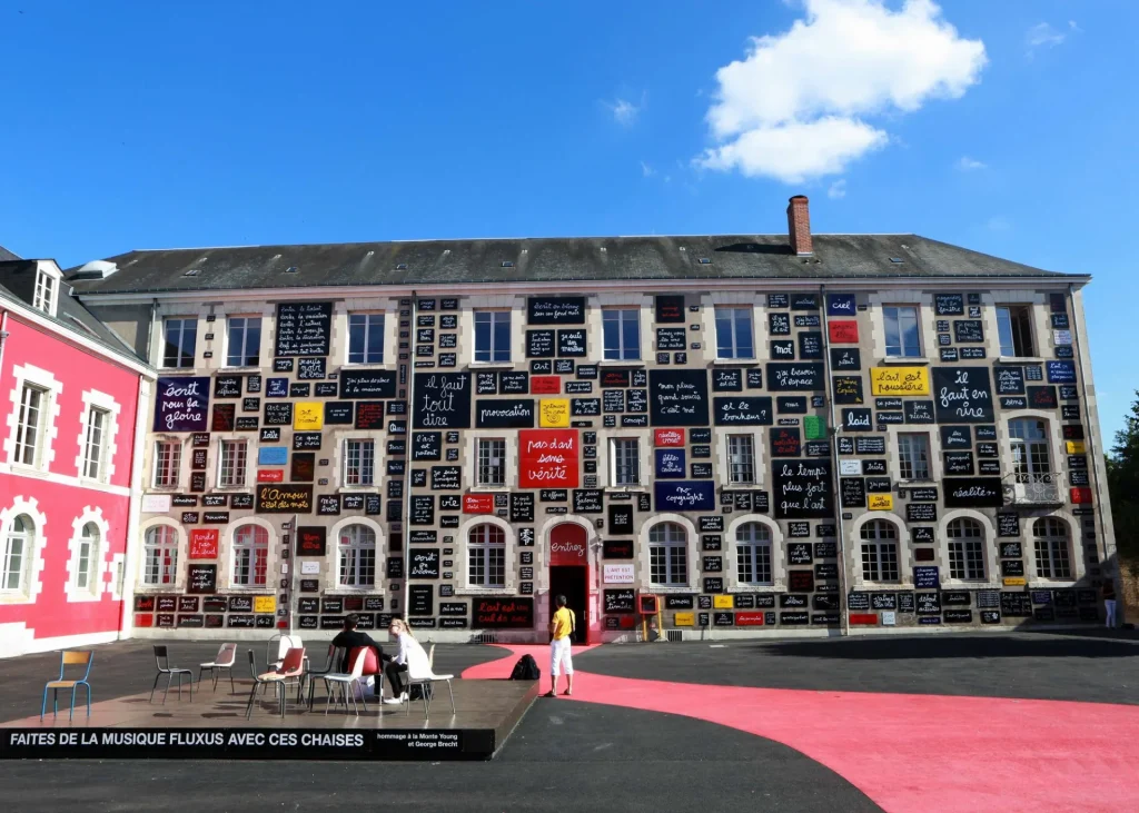 Le mur de la Fondation du Doute avec des citations sur toute la façade