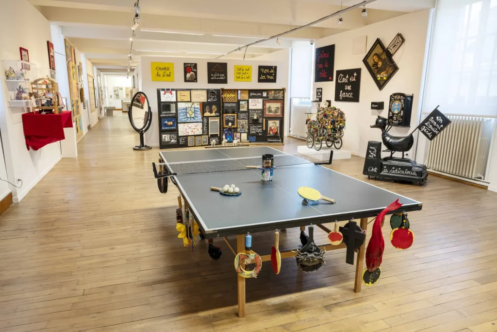 Table de ping pong dans la salle de jeu de la fondation