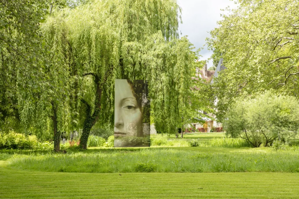 Oeuvre d'art dans le parc G-de-Benci, posée au milieu d'arbres