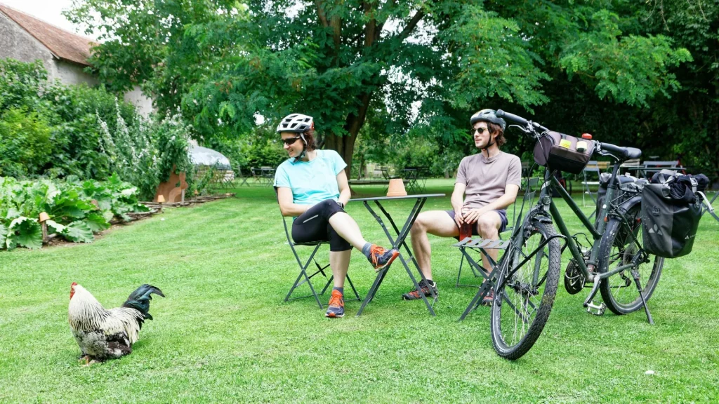 Cyclotouristes dans les jardons de Roquelin