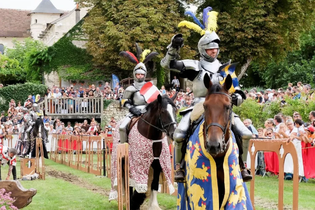 Chevaliers en armures pour des joutes équestres au chateau du Rivau