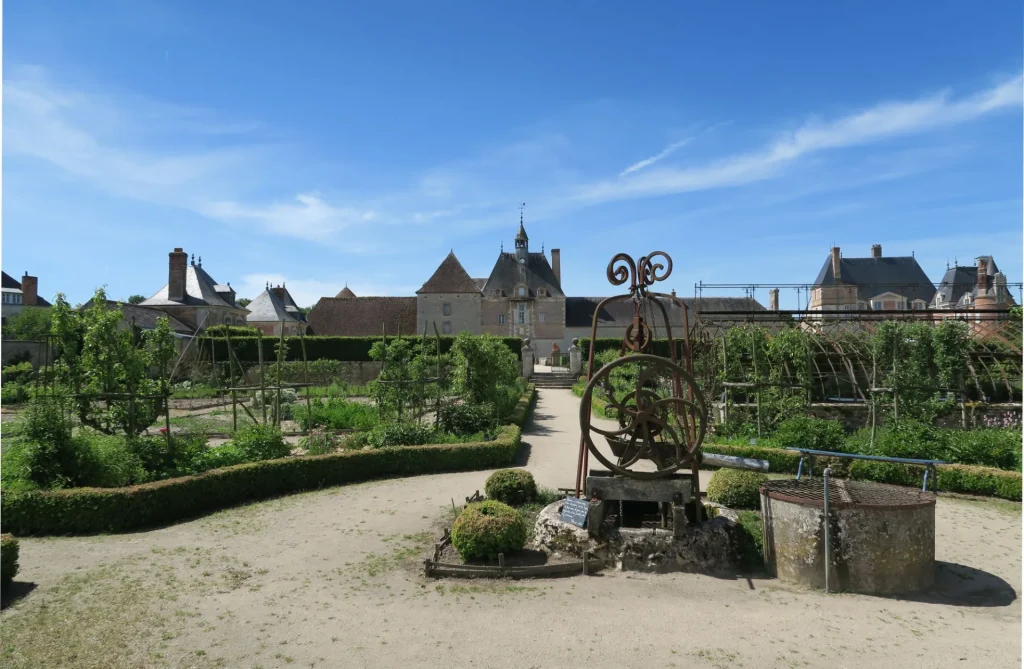 Allées du jardin se dirigeant vers le chateau