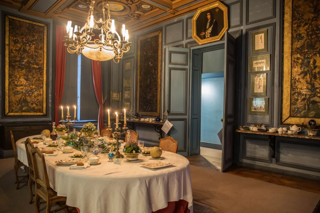 Salon du chateau avec une table décorée et dressée pour Noël