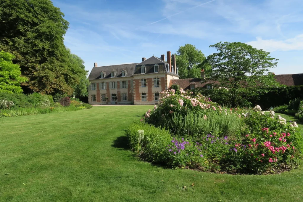 Massif de fleurs au milieu du jardin devant la maison