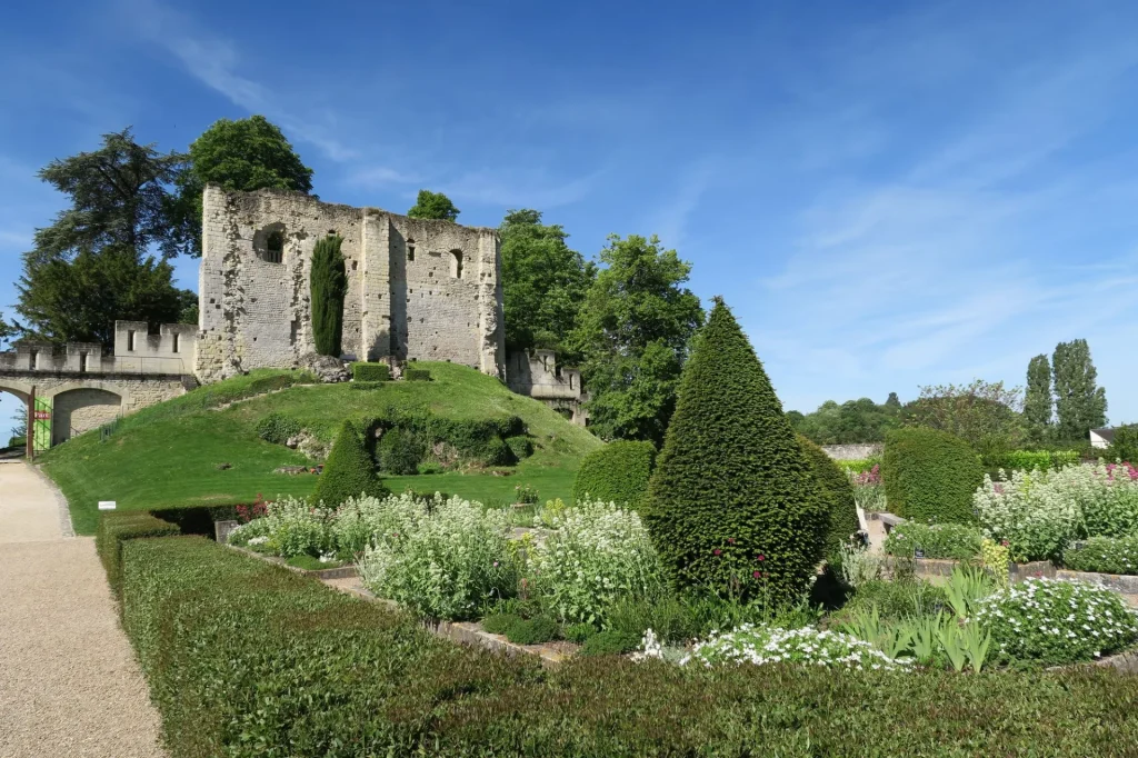 Les jardins et un mur d'enceinte du Chateau de Langeais