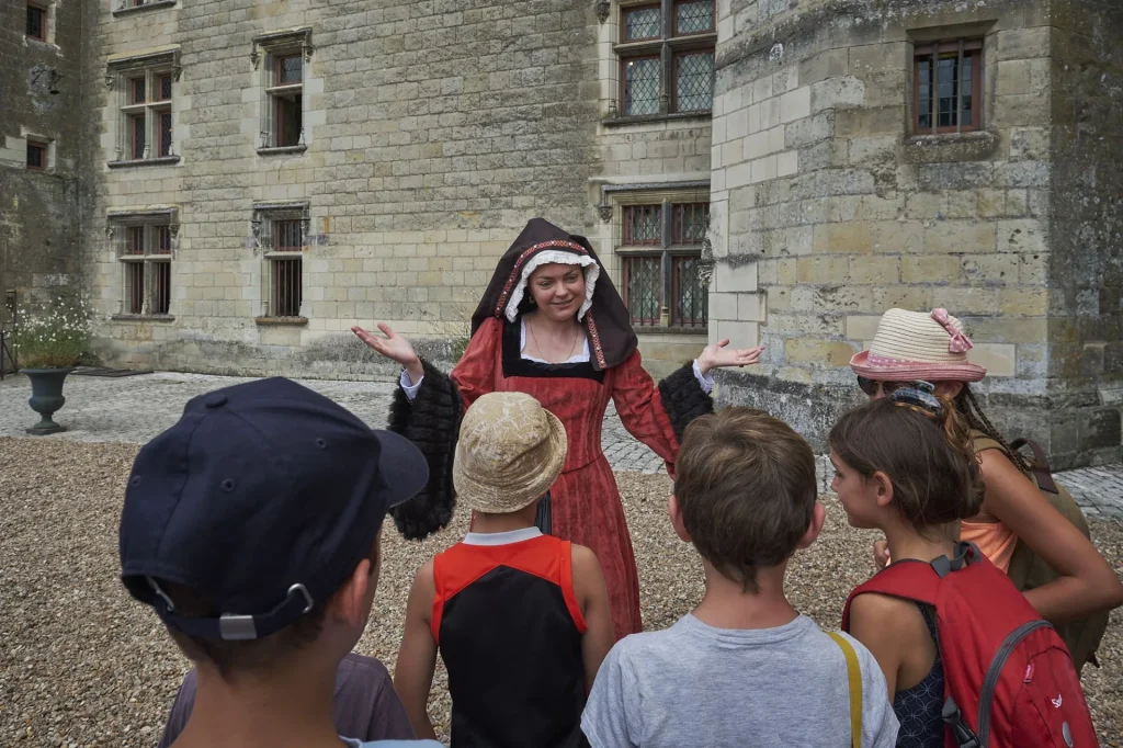 Enfants au chateau de Langeais avec un personnage costumée