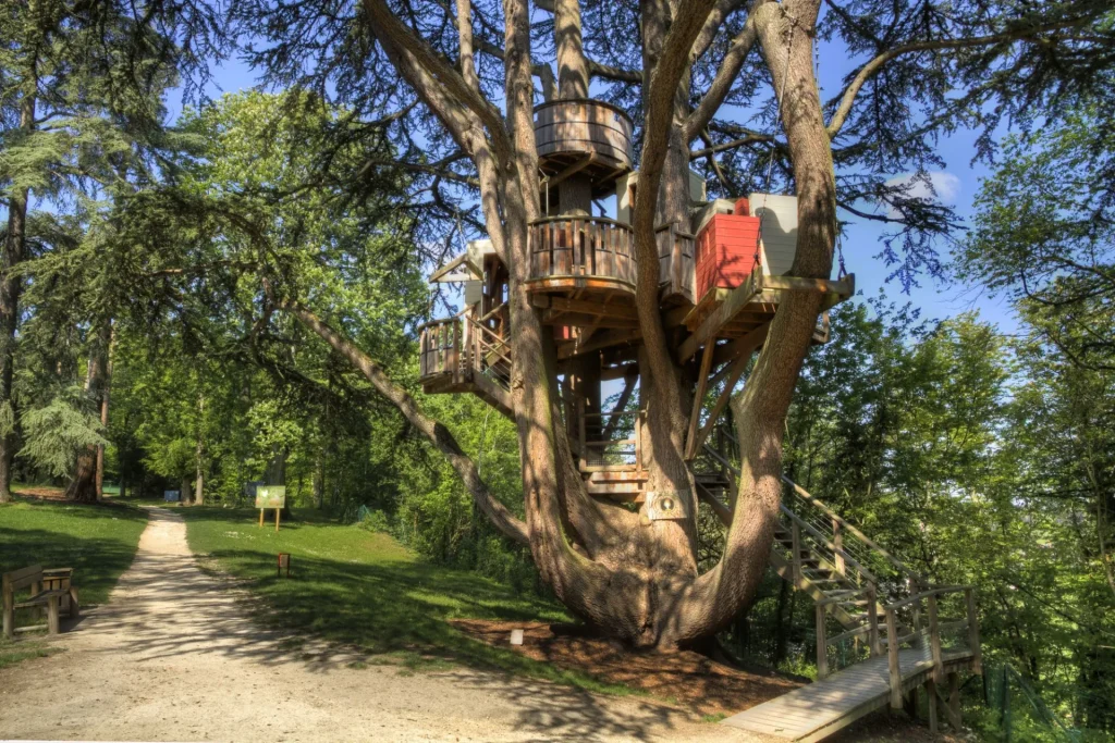 Image de cabane dans les arbres au chateau de Langeais