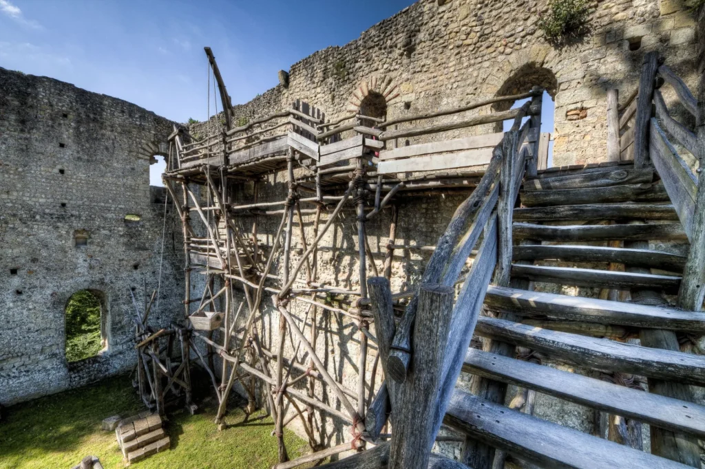 L'échafaudage sur un mur d'enceinte du chateau de Langeais