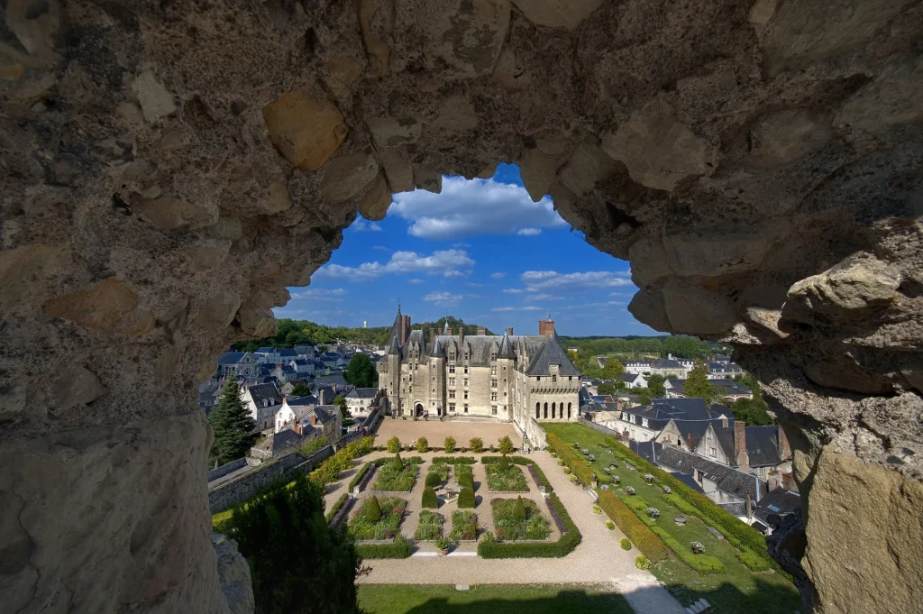 Vue depuis l'extérieur sur les jardins et le chateau de Langeais