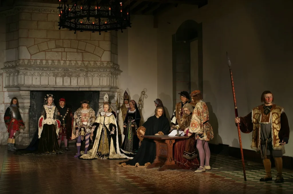 Un mariage en costume d'époque dans la salle du mariage au chateau de Langeais