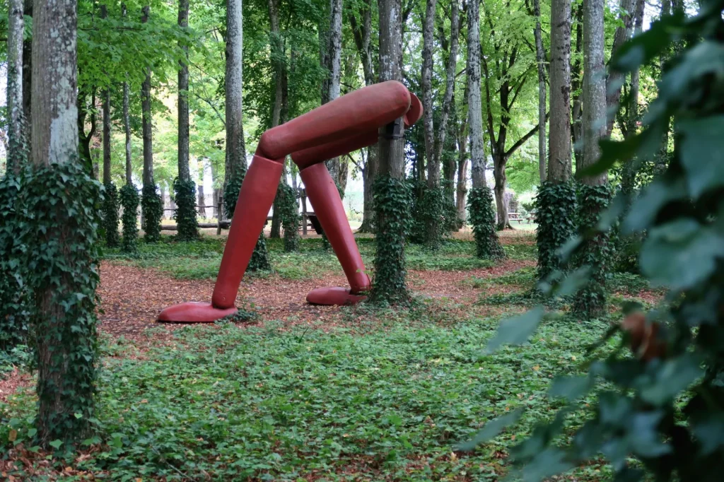 Sculpture dans les jardins du Chateau du Rivau