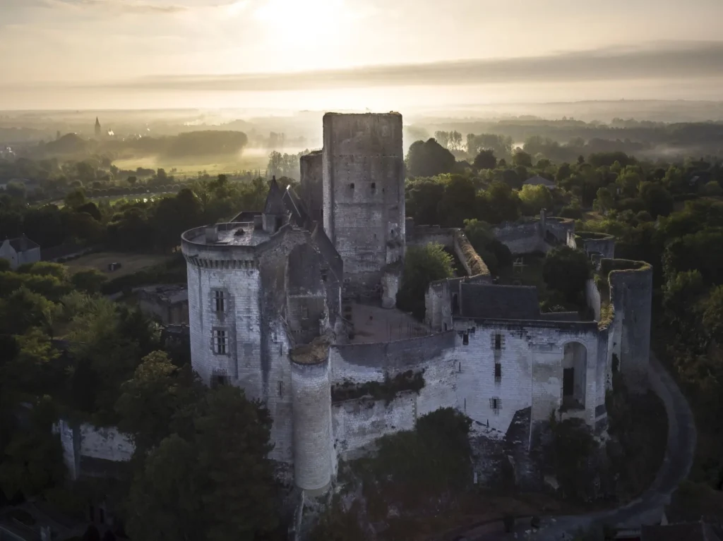 Le soleil couchant sur le donjon de Loches