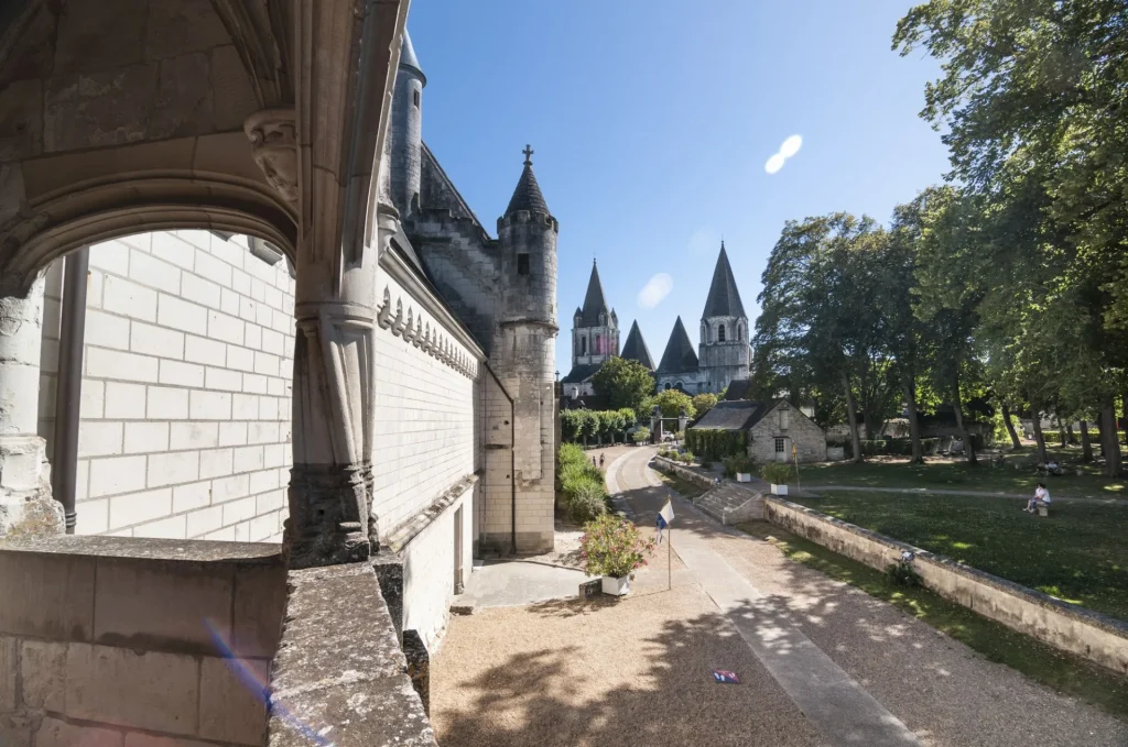 Les allées des jardins de la cité royale de Loches