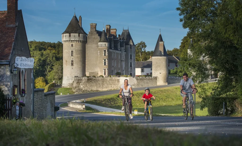 Cyclistes sur la route devant le Chateau de Montpoupon