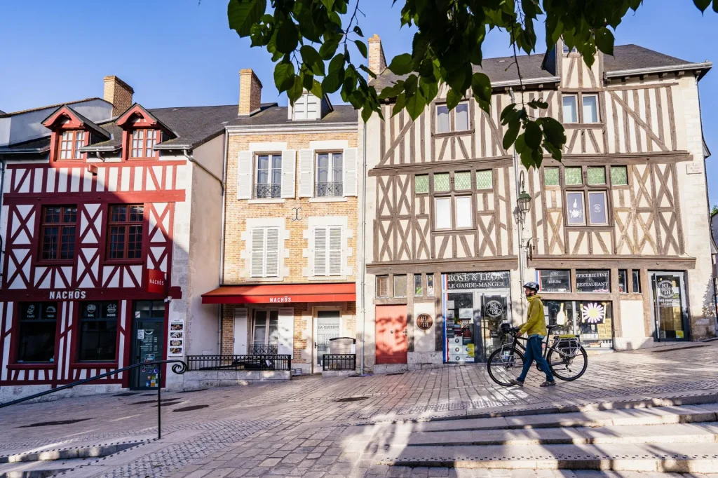 Cyclotouriste dans la ville d'Orlèans