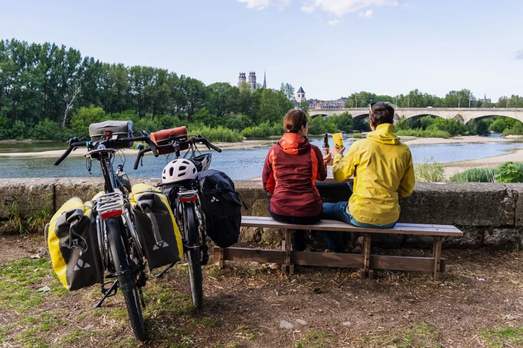 Cyclotouristes faisant une pause sur les bords de Loire