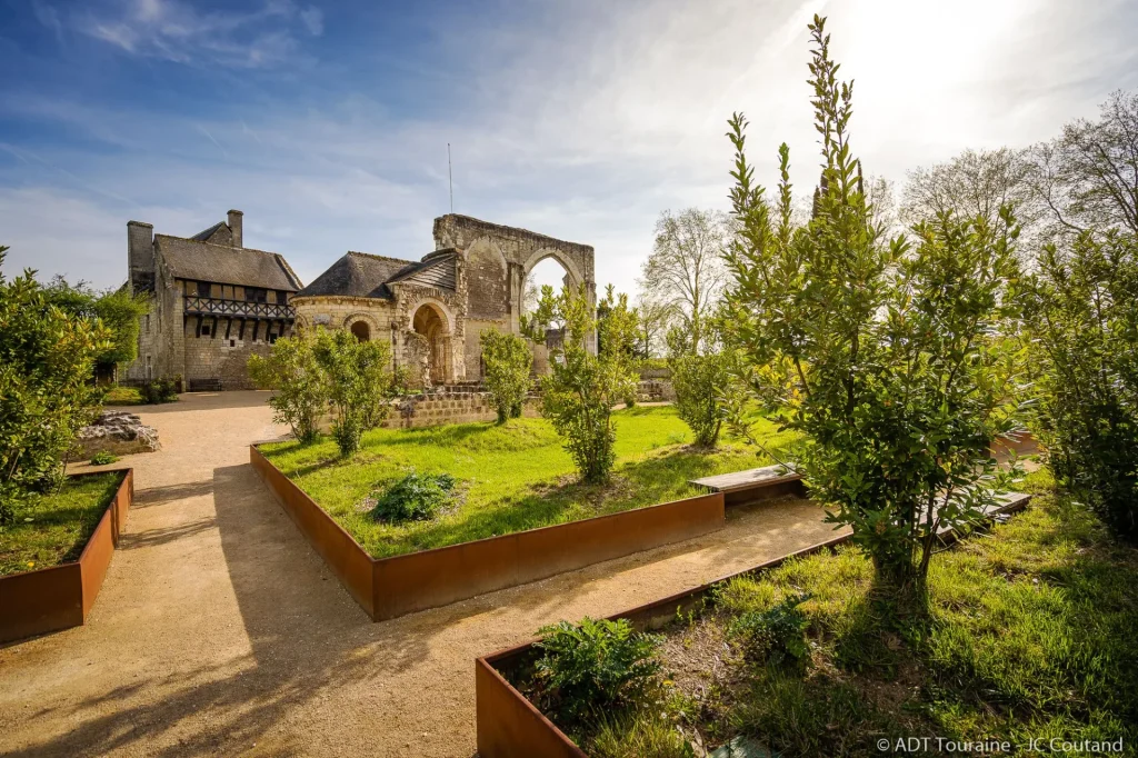 Les allées du jardin, vestiges en arrière plan